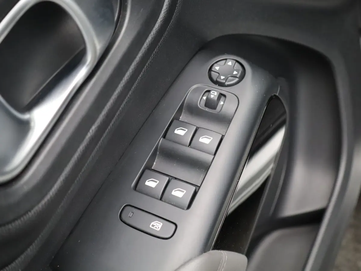 1.2 PureTech Feel | Cruise Control | Camera | Parkeersensoren | Climate Control | Half Lederen Bekleding | Apple Carplay/Android Auto