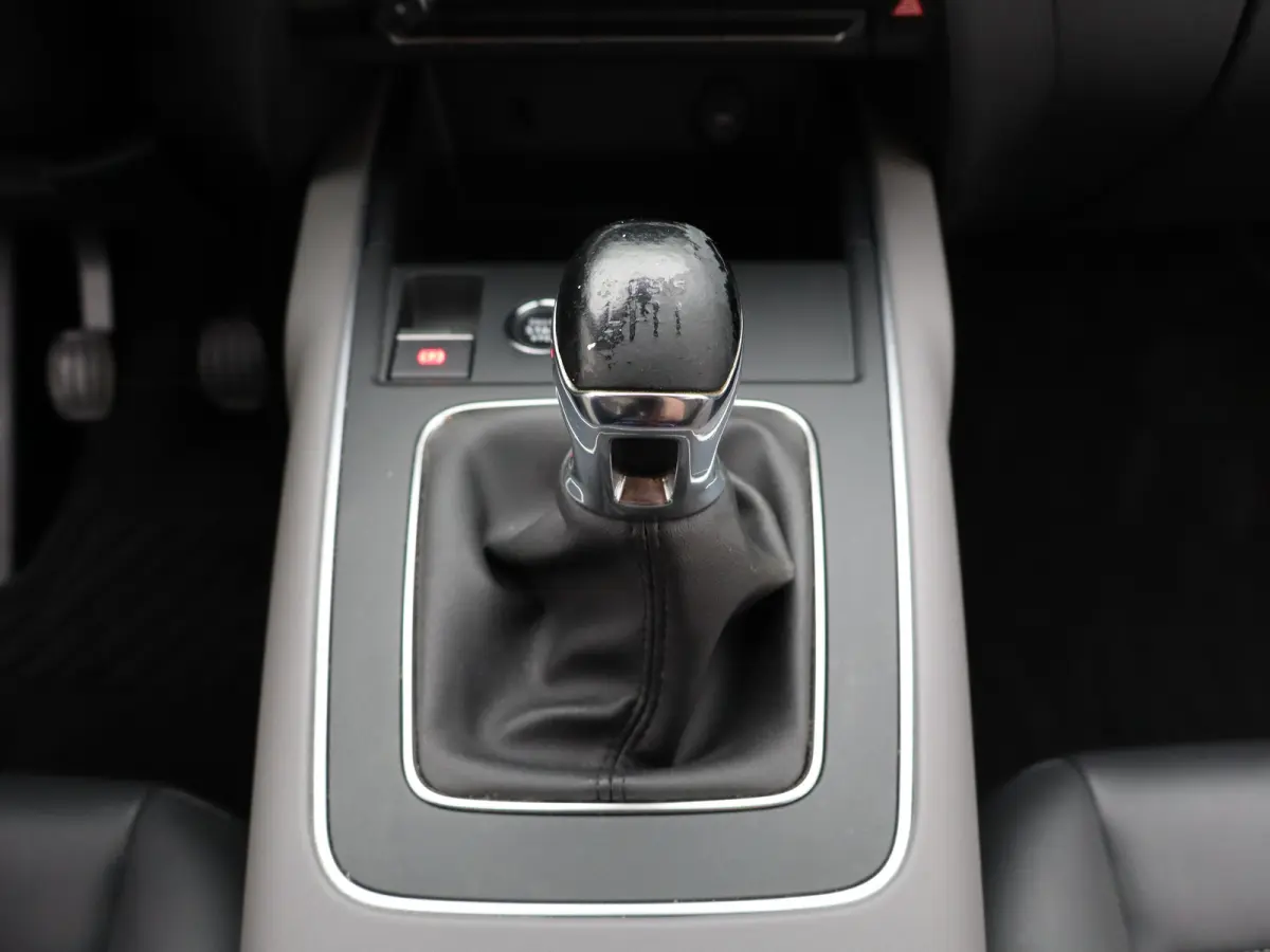 1.2 PureTech Feel | Cruise Control | Camera | Parkeersensoren | Climate Control | Half Lederen Bekleding | Apple Carplay/Android Auto
