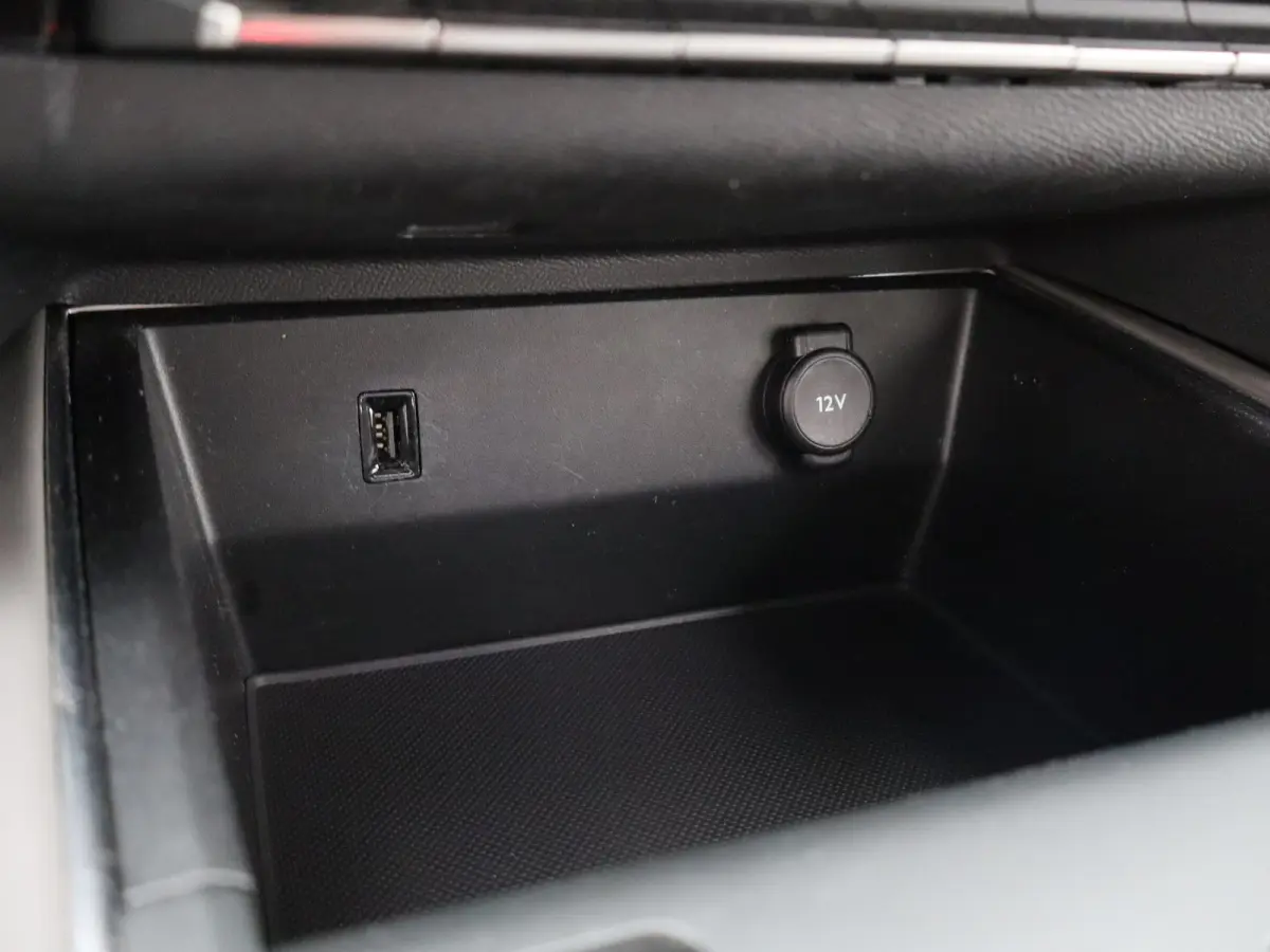 1.2 PureTech Feel | Cruise Control | Camera | Parkeersensoren | Climate Control | Half Lederen Bekleding | Apple Carplay/Android Auto