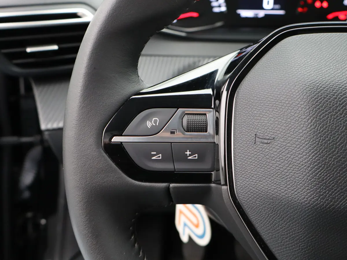 1.2 PureTech Allure Pack | Stoelverwarming | Camera | Parkeersensoren | Navigatie | Cruise Control | Apple Carplay/Android Auto | 16" Lichtmetalen Velgen