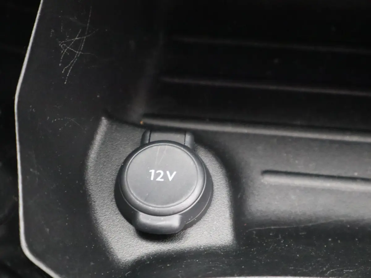 1.2 PureTech Allure Pack | Stoelverwarming | Camera | Parkeersensoren | Navigatie | Cruise Control | Apple Carplay/Android Auto | 16" Lichtmetalen Velgen