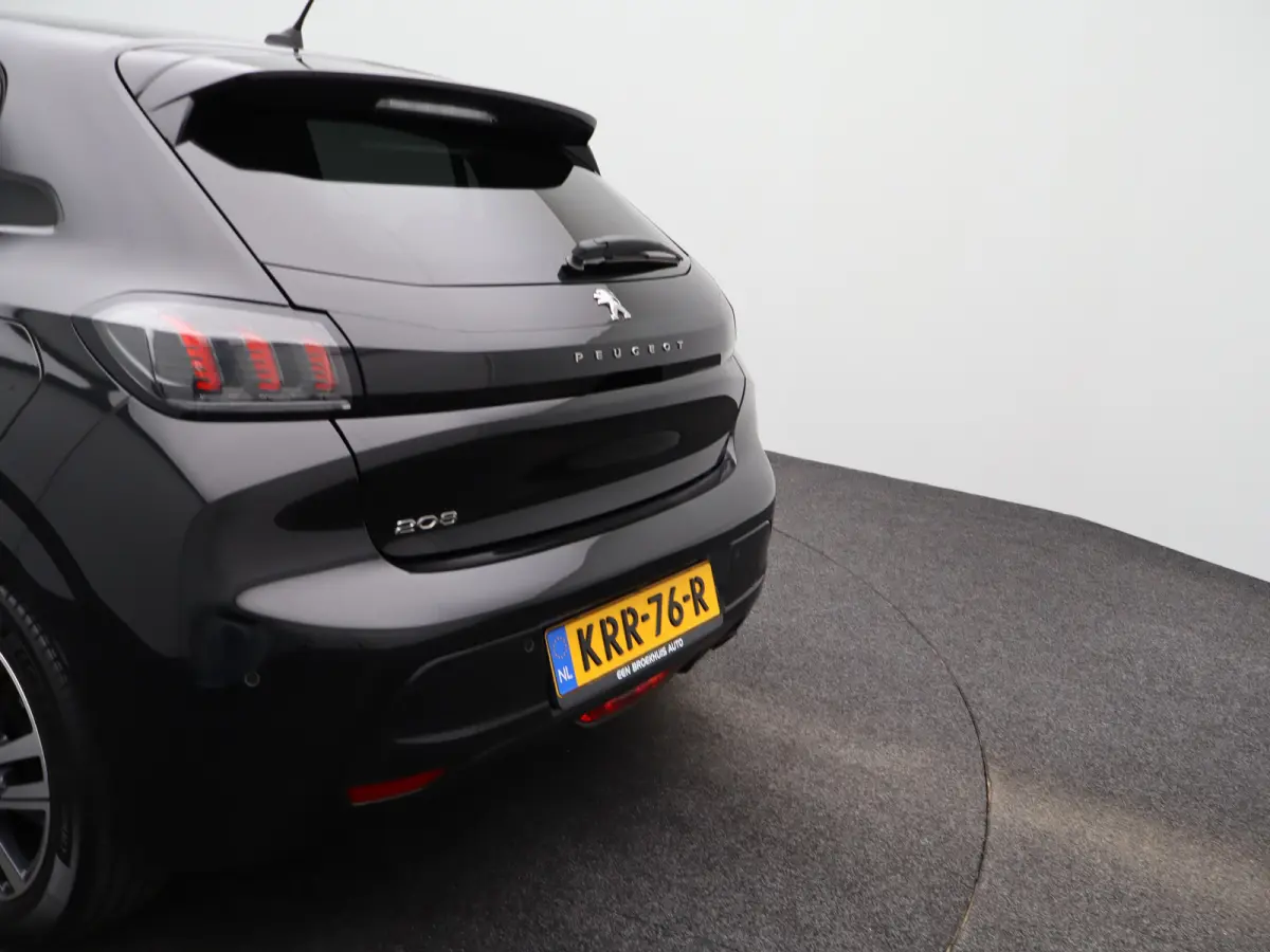 1.2 PureTech Allure Pack | Stoelverwarming | Camera | Parkeersensoren | Navigatie | Cruise Control | Apple Carplay/Android Auto | 16" Lichtmetalen Velgen