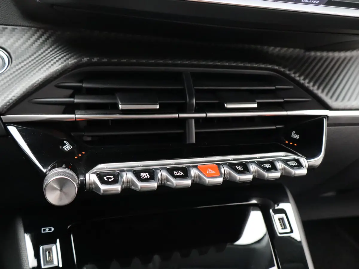 1.2 PureTech Allure Pack | Stoelverwarming | Camera | Parkeersensoren | Navigatie | Cruise Control | Apple Carplay/Android Auto | 16" Lichtmetalen Velgen