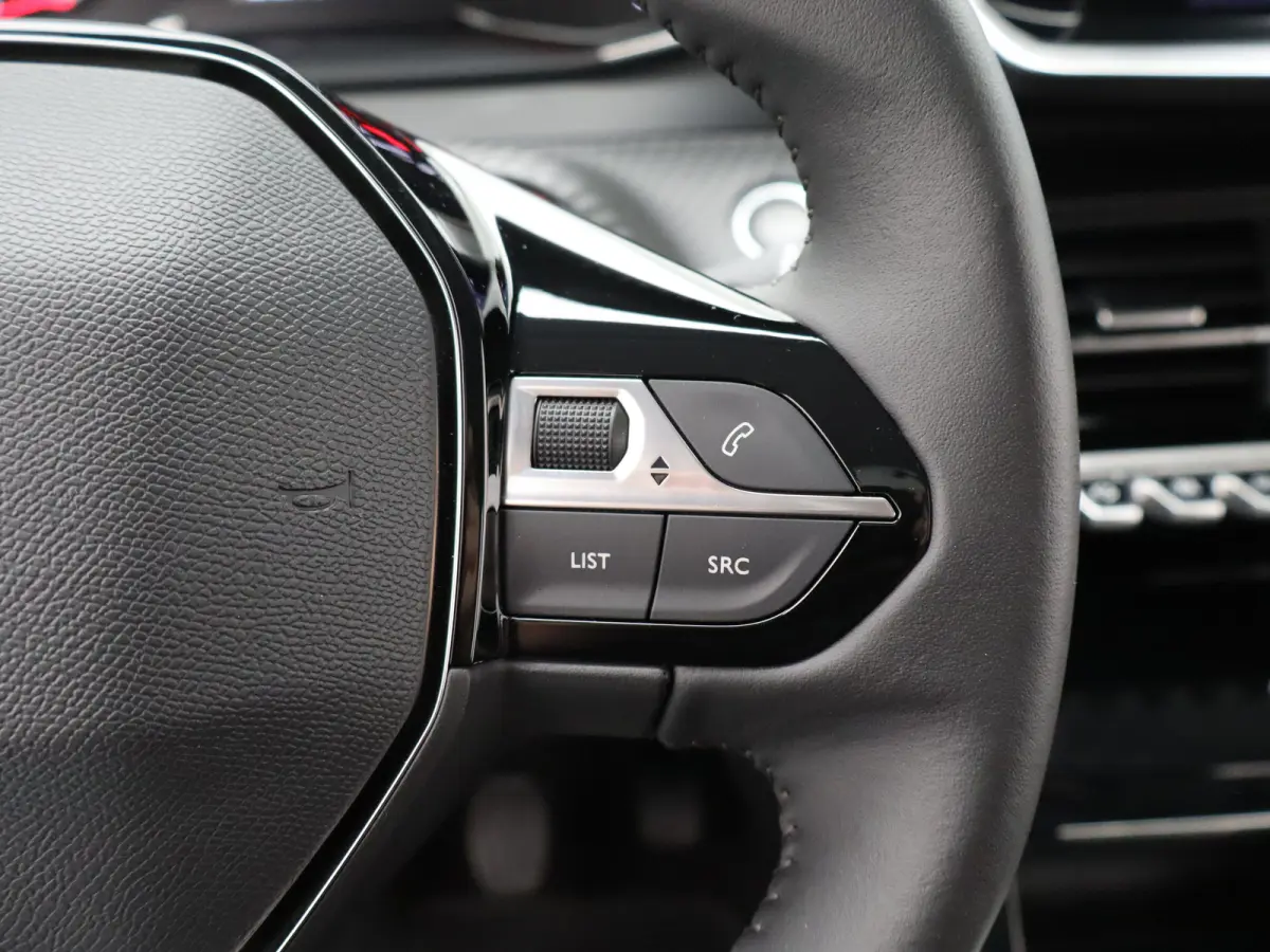 1.2 PureTech Allure Pack | Stoelverwarming | Camera | Parkeersensoren | Navigatie | Cruise Control | Apple Carplay/Android Auto | 16" Lichtmetalen Velgen