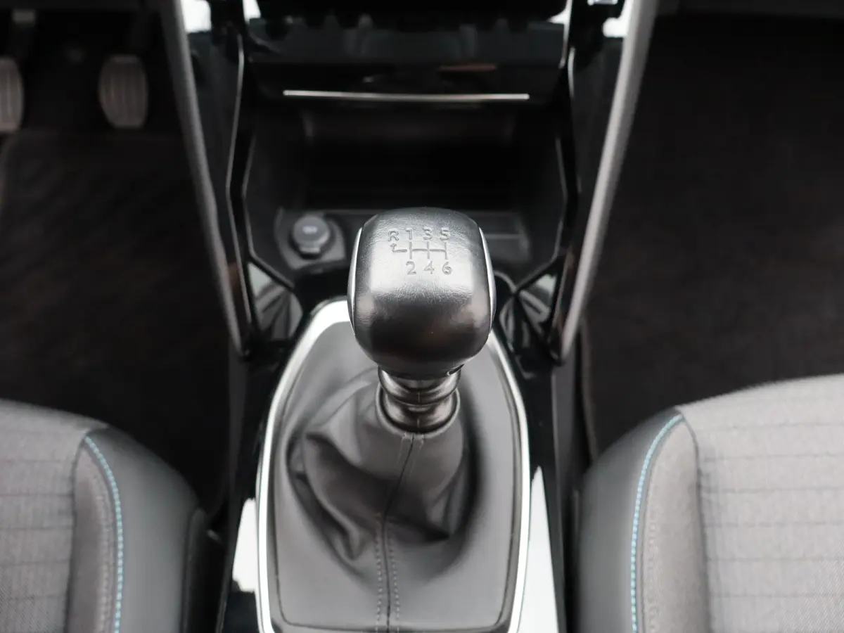 1.2 PureTech Allure Pack | Stoelverwarming | Camera | Parkeersensoren | Navigatie | Cruise Control | Apple Carplay/Android Auto | 16" Lichtmetalen Velgen