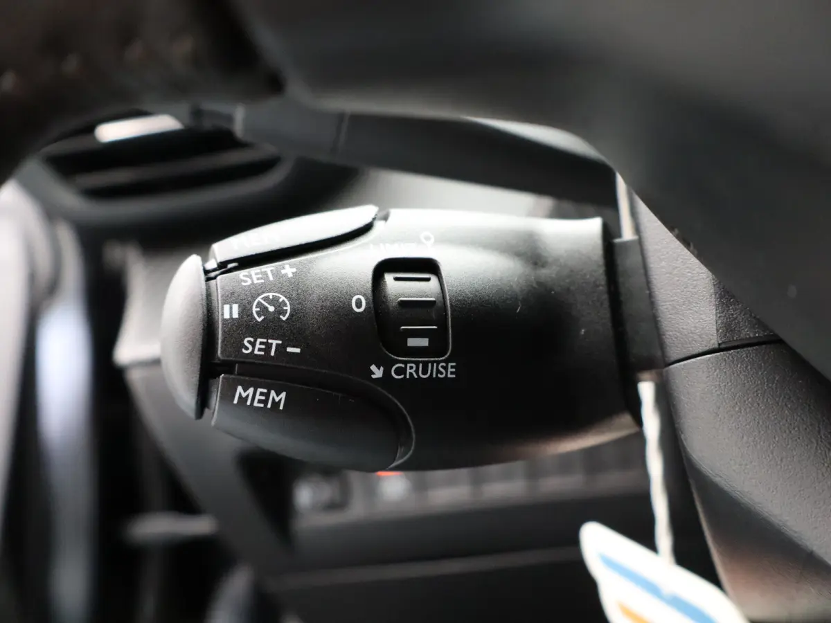 1.2 PureTech Allure Pack | Stoelverwarming | Camera | Parkeersensoren | Navigatie | Cruise Control | Apple Carplay/Android Auto | 16" Lichtmetalen Velgen