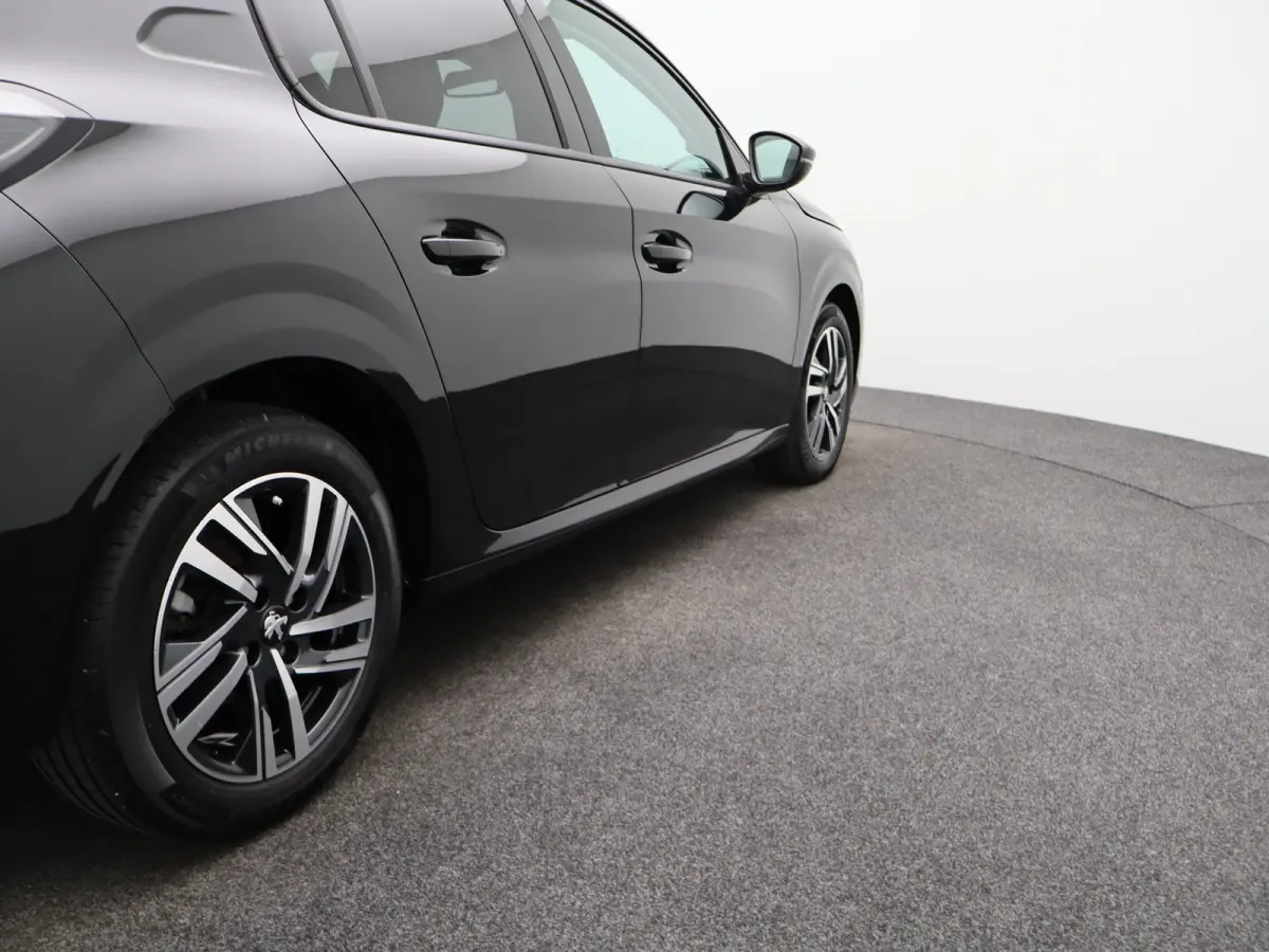 1.2 PureTech Allure Pack | Stoelverwarming | Camera | Parkeersensoren | Navigatie | Cruise Control | Apple Carplay/Android Auto | 16" Lichtmetalen Velgen