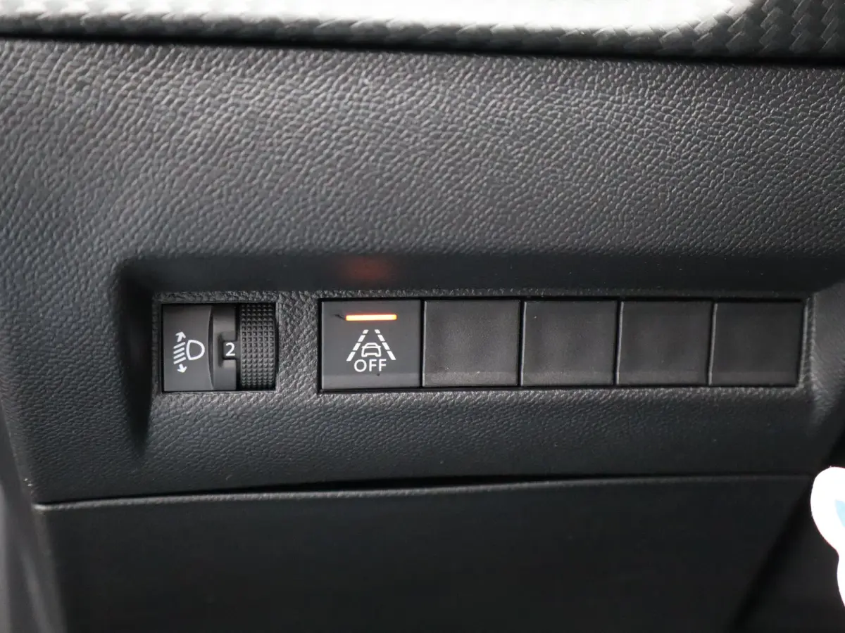 1.2 PureTech Allure Pack | Stoelverwarming | Camera | Parkeersensoren | Navigatie | Cruise Control | Apple Carplay/Android Auto | 16" Lichtmetalen Velgen