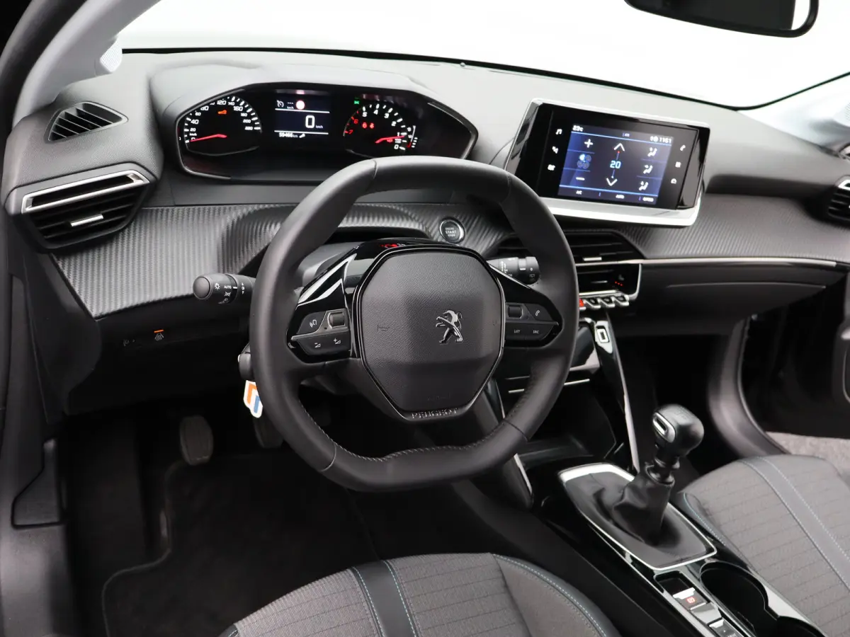 1.2 PureTech Allure Pack | Stoelverwarming | Camera | Parkeersensoren | Navigatie | Cruise Control | Apple Carplay/Android Auto | 16" Lichtmetalen Velgen