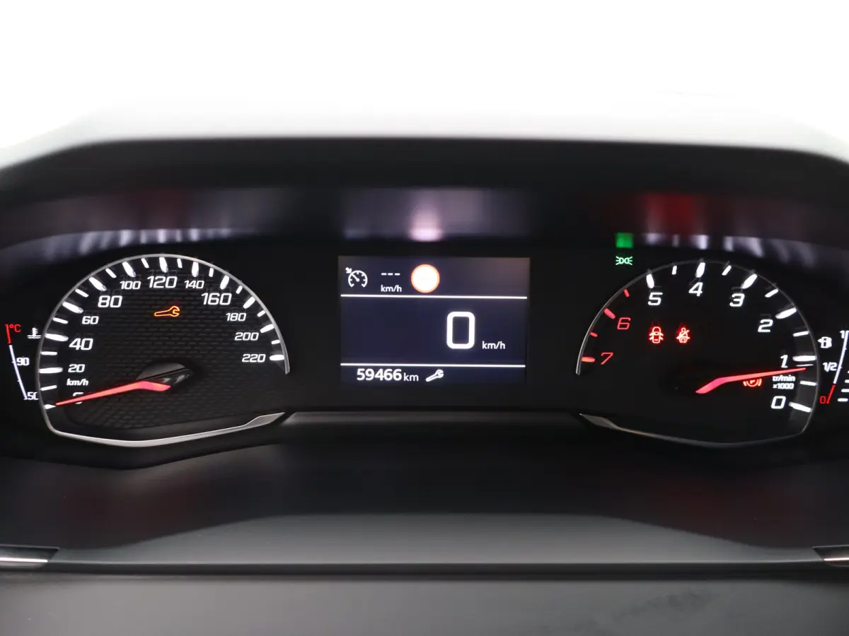 1.2 PureTech Allure Pack | Stoelverwarming | Camera | Parkeersensoren | Navigatie | Cruise Control | Apple Carplay/Android Auto | 16" Lichtmetalen Velgen