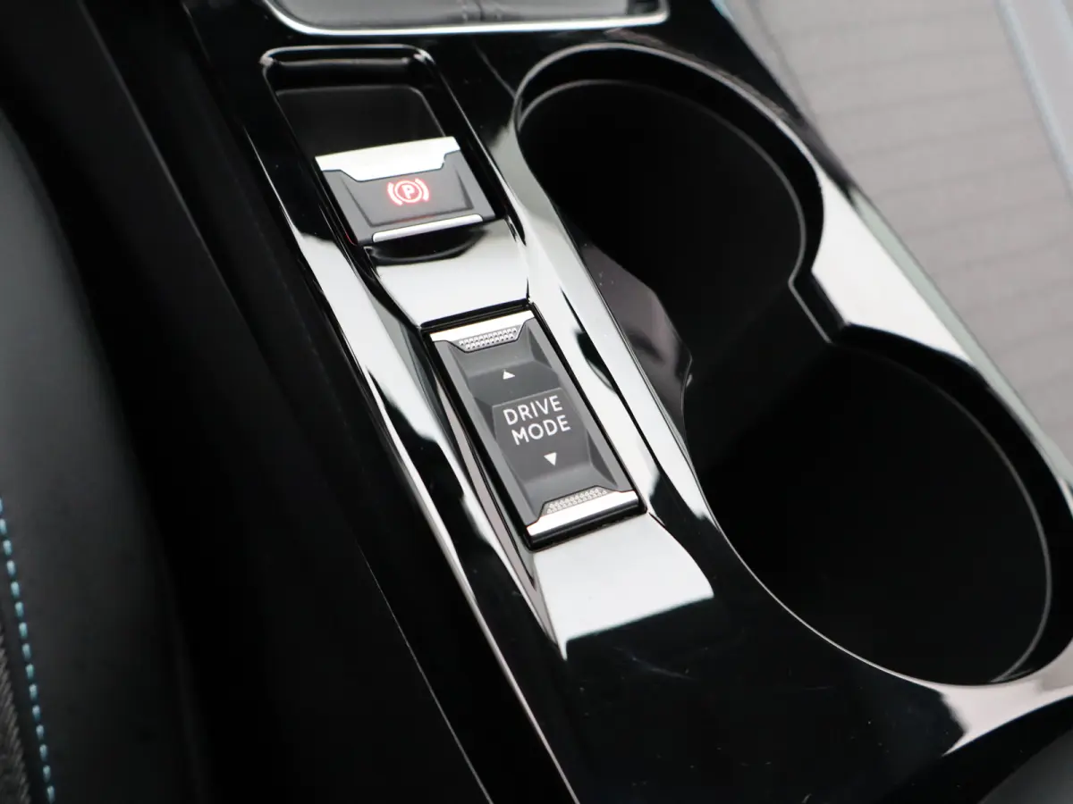 1.2 PureTech Allure Pack | Stoelverwarming | Camera | Parkeersensoren | Navigatie | Cruise Control | Apple Carplay/Android Auto | 16" Lichtmetalen Velgen