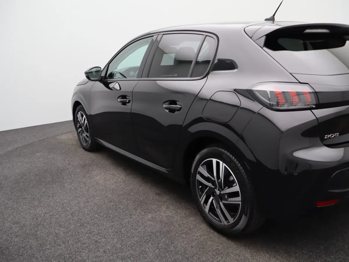 1.2 PureTech Allure Pack | Stoelverwarming | Camera | Parkeersensoren | Navigatie | Cruise Control | Apple Carplay/Android Auto | 16" Lichtmetalen Velgen