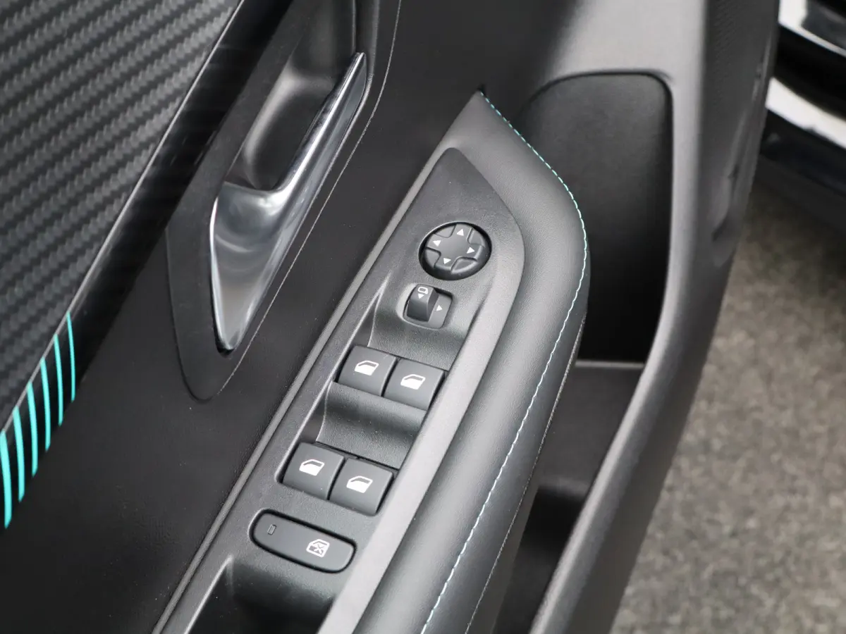 1.2 PureTech Allure Pack | Stoelverwarming | Camera | Parkeersensoren | Navigatie | Cruise Control | Apple Carplay/Android Auto | 16" Lichtmetalen Velgen
