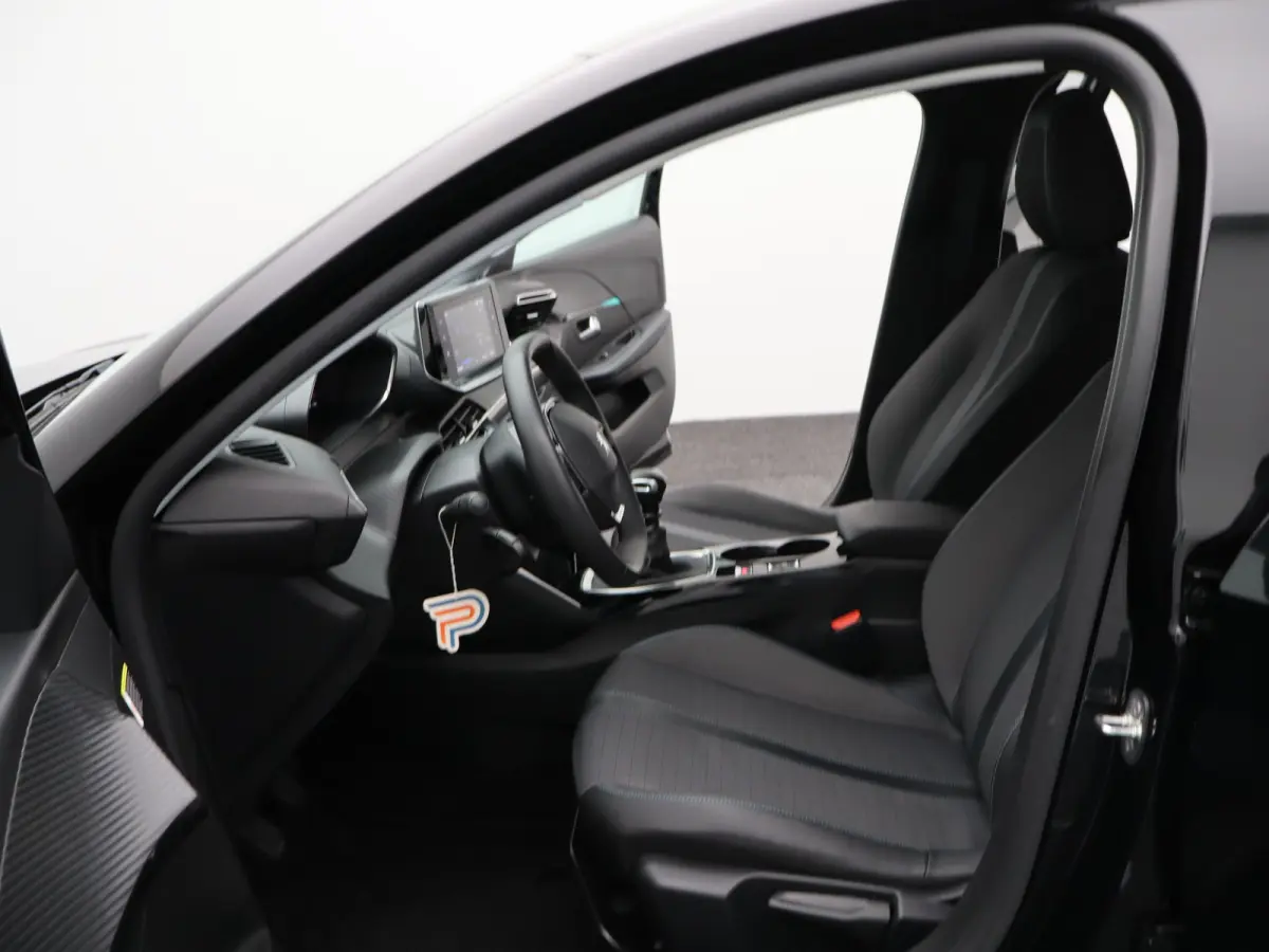 1.2 PureTech Allure Pack | Stoelverwarming | Camera | Parkeersensoren | Navigatie | Cruise Control | Apple Carplay/Android Auto | 16" Lichtmetalen Velgen