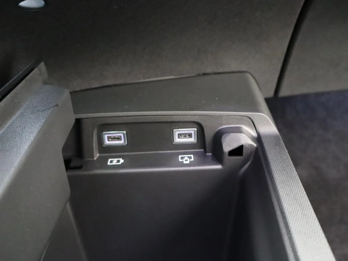 1.6 Plug-in Hybrid 195 GT 7p | Panoramadak | Parkeersensoren Voor en Achter | Camera | Trekhaak Afneembaar | Apple Carplay/Android Auto | Elektrische Kofferklep