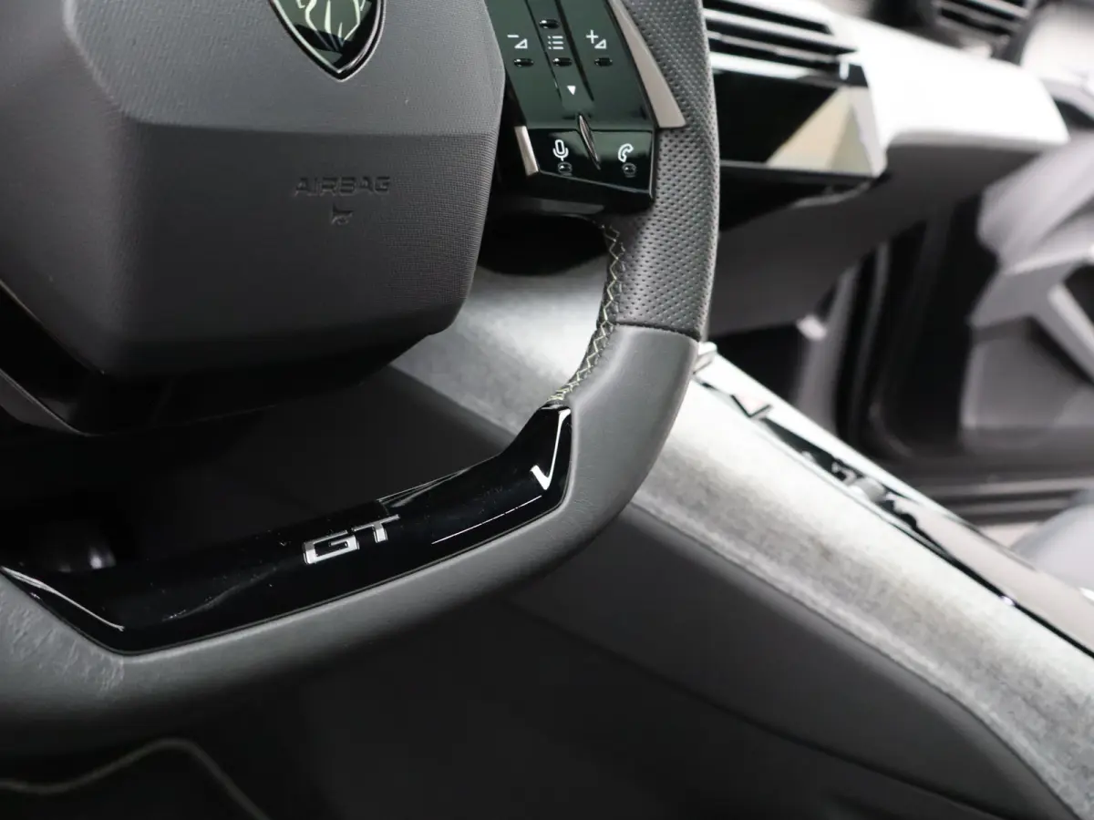 1.6 Plug-in Hybrid 195 GT 7p | Panoramadak | Parkeersensoren Voor en Achter | Camera | Trekhaak Afneembaar | Apple Carplay/Android Auto | Elektrische Kofferklep