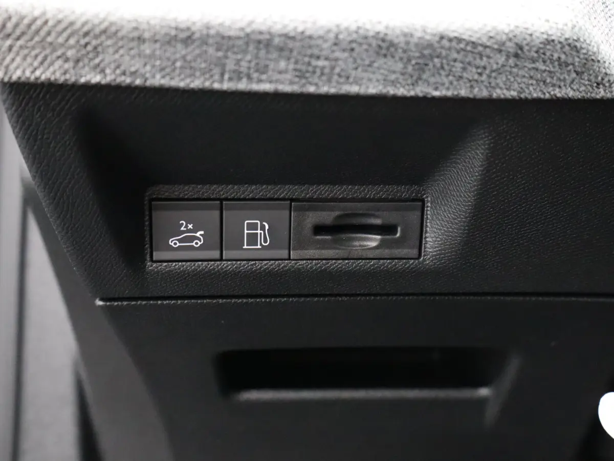 1.6 Plug-in Hybrid 195 GT 7p | Panoramadak | Parkeersensoren Voor en Achter | Camera | Trekhaak Afneembaar | Apple Carplay/Android Auto | Elektrische Kofferklep