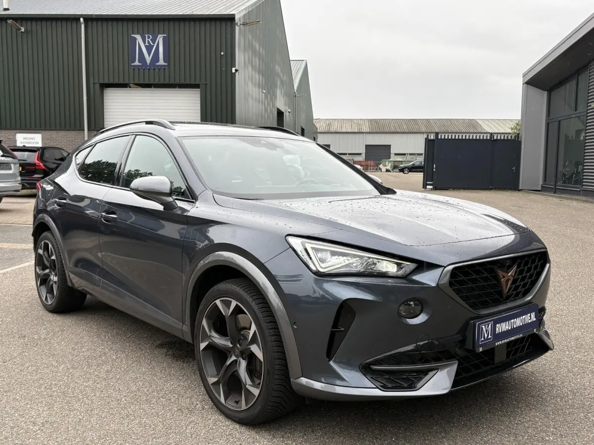 1.4 e-Hybrid VZ Performance VAN: € 32.900,- VOOR: 29.440,- UW HERFSTVOORDEEL: 3.460,- 245 PK | PLUG-IN-HYBRIDE | MEMORY | PANORAMADAK | 360° CAMERA | STOEL- & STUURVERWARMING | DODEHOEK |