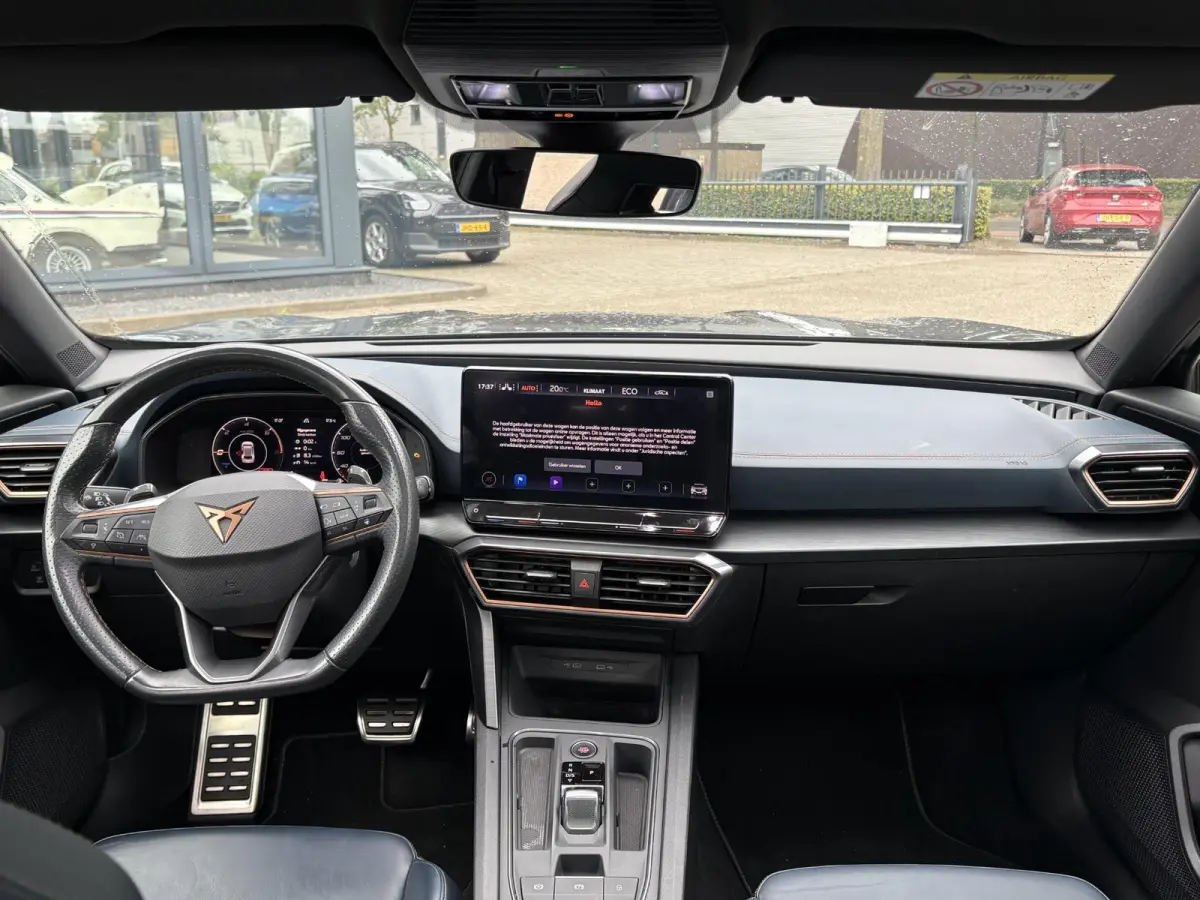 1.4 e-Hybrid VZ Performance VAN: € 32.900,- VOOR: 29.440,- UW HERFSTVOORDEEL: 3.460,- 245 PK | PLUG-IN-HYBRIDE | MEMORY | PANORAMADAK | 360° CAMERA | STOEL- & STUURVERWARMING | DODEHOEK |