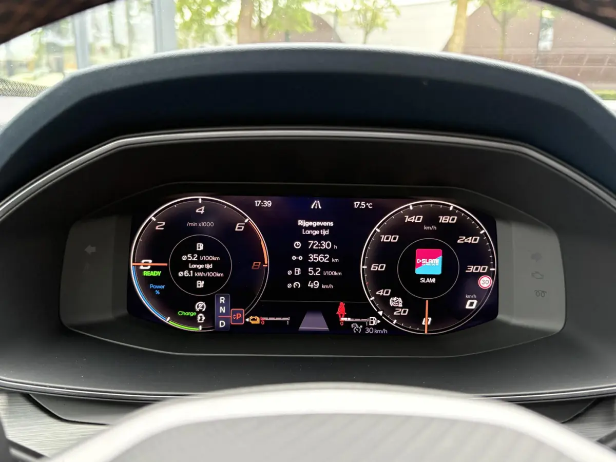 1.4 e-Hybrid VZ Performance VAN: € 32.900,- VOOR: 29.440,- UW HERFSTVOORDEEL: 3.460,- 245 PK | PLUG-IN-HYBRIDE | MEMORY | PANORAMADAK | 360° CAMERA | STOEL- & STUURVERWARMING | DODEHOEK |