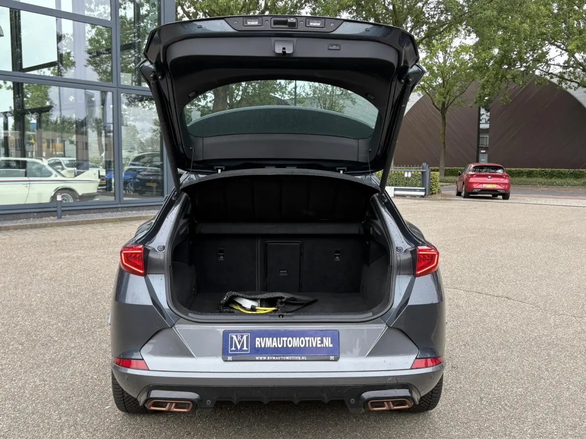 1.4 e-Hybrid VZ Performance VAN: € 32.900,- VOOR: 29.440,- UW HERFSTVOORDEEL: 3.460,- 245 PK | PLUG-IN-HYBRIDE | MEMORY | PANORAMADAK | 360° CAMERA | STOEL- & STUURVERWARMING | DODEHOEK |
