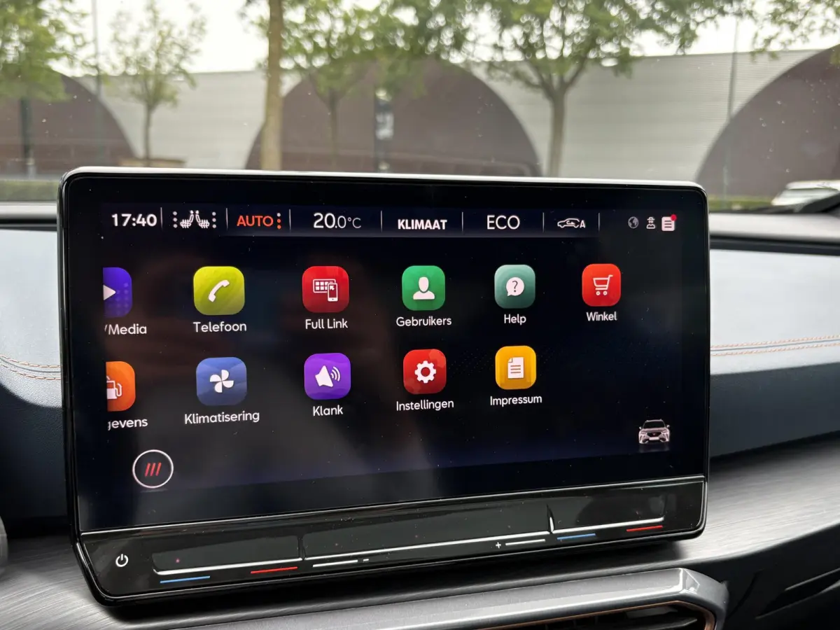 1.4 e-Hybrid VZ Performance VAN: € 32.900,- VOOR: 29.440,- UW HERFSTVOORDEEL: 3.460,- 245 PK | PLUG-IN-HYBRIDE | MEMORY | PANORAMADAK | 360° CAMERA | STOEL- & STUURVERWARMING | DODEHOEK |