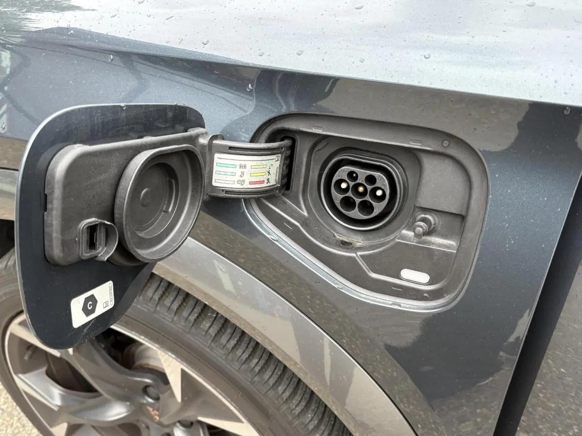 1.4 e-Hybrid VZ Performance VAN: € 32.900,- VOOR: 29.440,- UW HERFSTVOORDEEL: 3.460,- 245 PK | PLUG-IN-HYBRIDE | MEMORY | PANORAMADAK | 360° CAMERA | STOEL- & STUURVERWARMING | DODEHOEK |