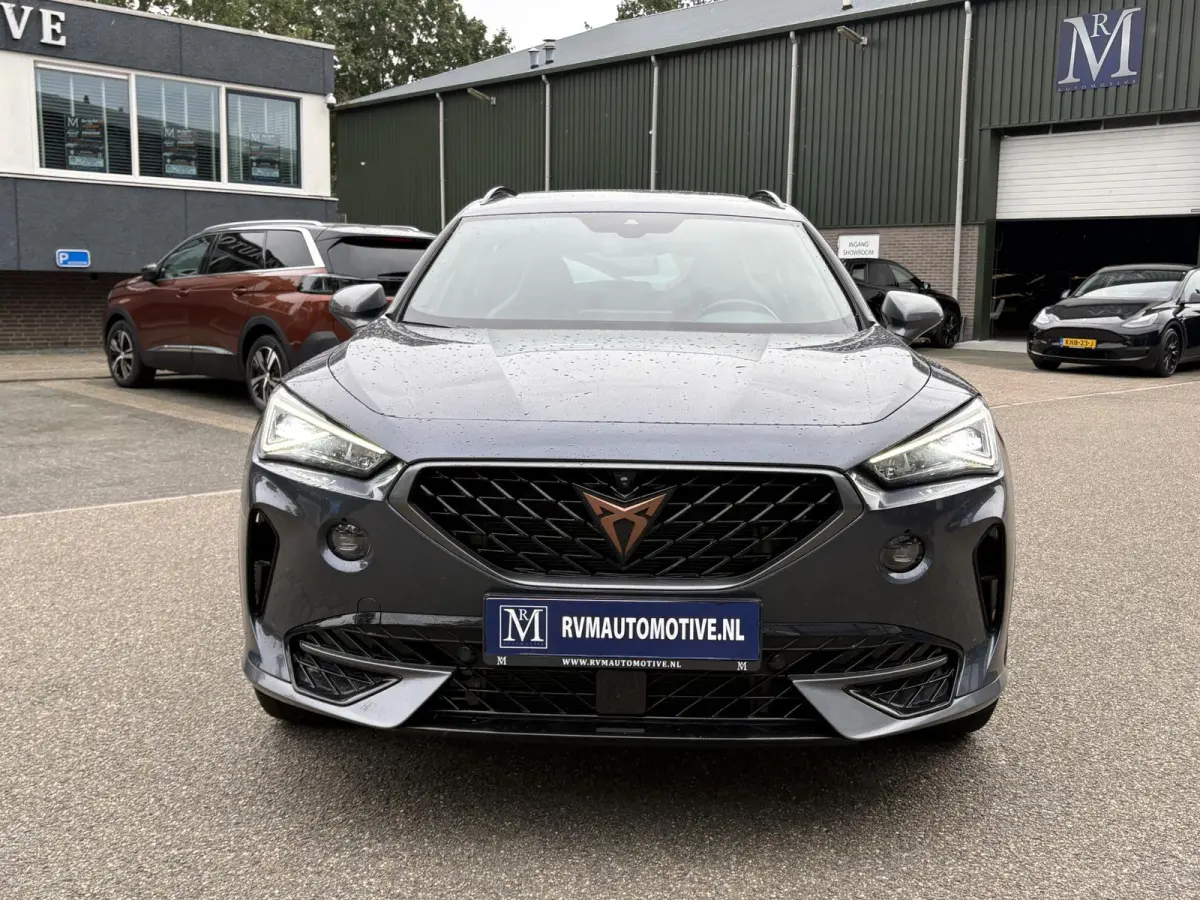 1.4 e-Hybrid VZ Performance VAN: € 32.900,- VOOR: 29.440,- UW HERFSTVOORDEEL: 3.460,- 245 PK | PLUG-IN-HYBRIDE | MEMORY | PANORAMADAK | 360° CAMERA | STOEL- & STUURVERWARMING | DODEHOEK |