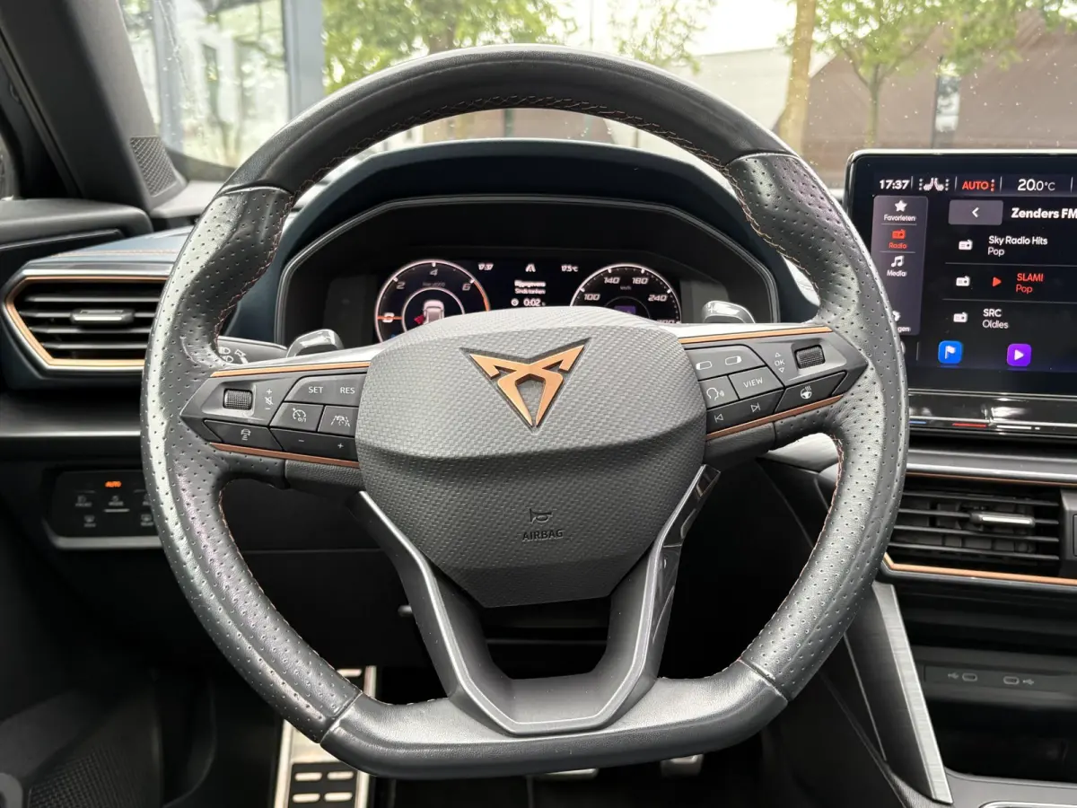1.4 e-Hybrid VZ Performance VAN: € 32.900,- VOOR: 29.440,- UW HERFSTVOORDEEL: 3.460,- 245 PK | PLUG-IN-HYBRIDE | MEMORY | PANORAMADAK | 360° CAMERA | STOEL- & STUURVERWARMING | DODEHOEK |