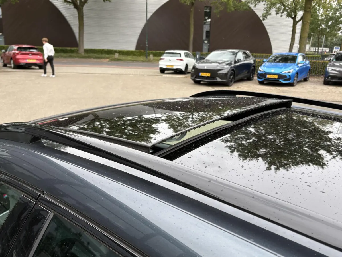 1.4 e-Hybrid VZ Performance VAN: € 32.900,- VOOR: 29.440,- UW HERFSTVOORDEEL: 3.460,- 245 PK | PLUG-IN-HYBRIDE | MEMORY | PANORAMADAK | 360° CAMERA | STOEL- & STUURVERWARMING | DODEHOEK |