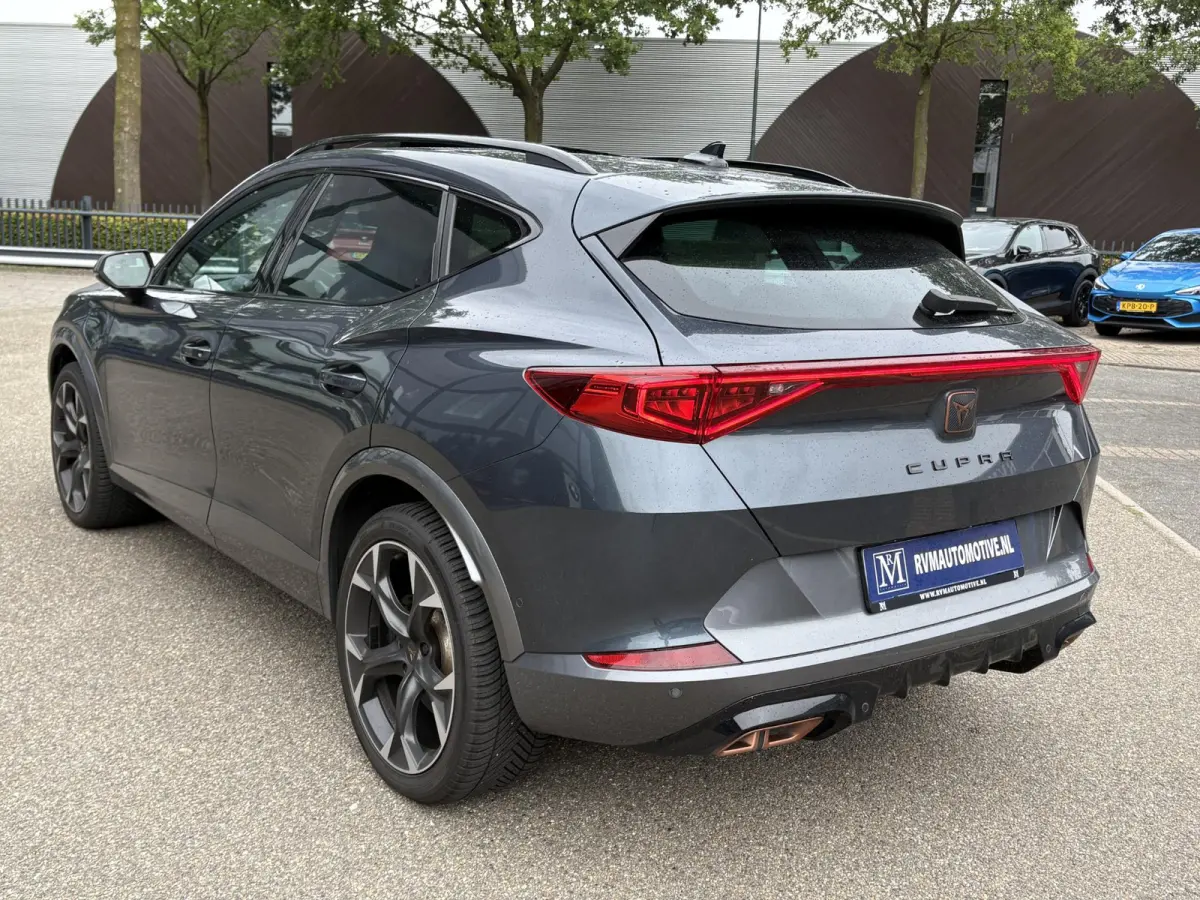 1.4 e-Hybrid VZ Performance VAN: € 32.900,- VOOR: 29.440,- UW HERFSTVOORDEEL: 3.460,- 245 PK | PLUG-IN-HYBRIDE | MEMORY | PANORAMADAK | 360° CAMERA | STOEL- & STUURVERWARMING | DODEHOEK |