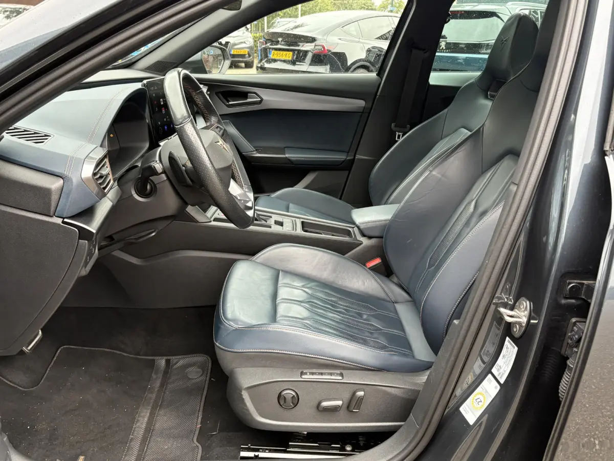 1.4 e-Hybrid VZ Performance VAN: € 32.900,- VOOR: 29.440,- UW HERFSTVOORDEEL: 3.460,- 245 PK | PLUG-IN-HYBRIDE | MEMORY | PANORAMADAK | 360° CAMERA | STOEL- & STUURVERWARMING | DODEHOEK |