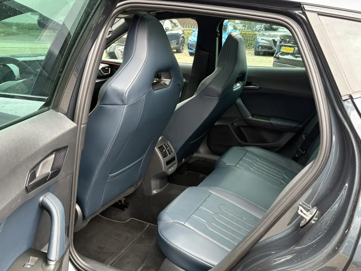 1.4 e-Hybrid VZ Performance VAN: € 32.900,- VOOR: 29.440,- UW HERFSTVOORDEEL: 3.460,- 245 PK | PLUG-IN-HYBRIDE | MEMORY | PANORAMADAK | 360° CAMERA | STOEL- & STUURVERWARMING | DODEHOEK |