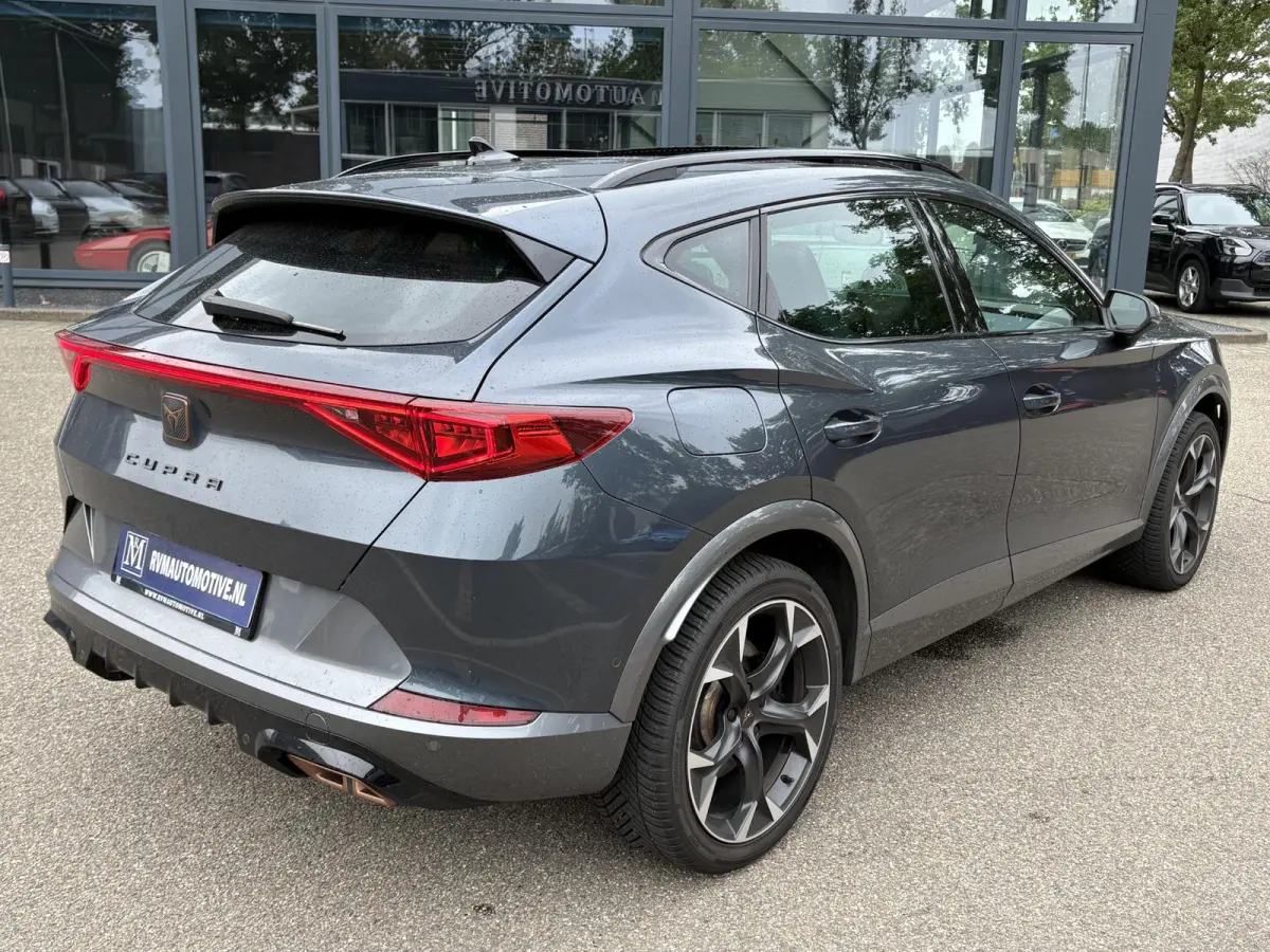 1.4 e-Hybrid VZ Performance VAN: € 32.900,- VOOR: 29.440,- UW HERFSTVOORDEEL: 3.460,- 245 PK | PLUG-IN-HYBRIDE | MEMORY | PANORAMADAK | 360° CAMERA | STOEL- & STUURVERWARMING | DODEHOEK |