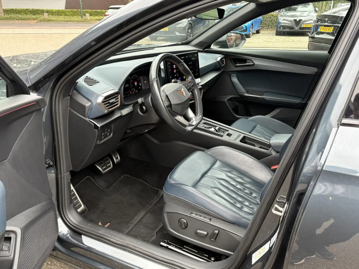 1.4 e-Hybrid VZ Performance VAN: € 32.900,- VOOR: 29.440,- UW HERFSTVOORDEEL: 3.460,- 245 PK | PLUG-IN-HYBRIDE | MEMORY | PANORAMADAK | 360° CAMERA | STOEL- & STUURVERWARMING | DODEHOEK |