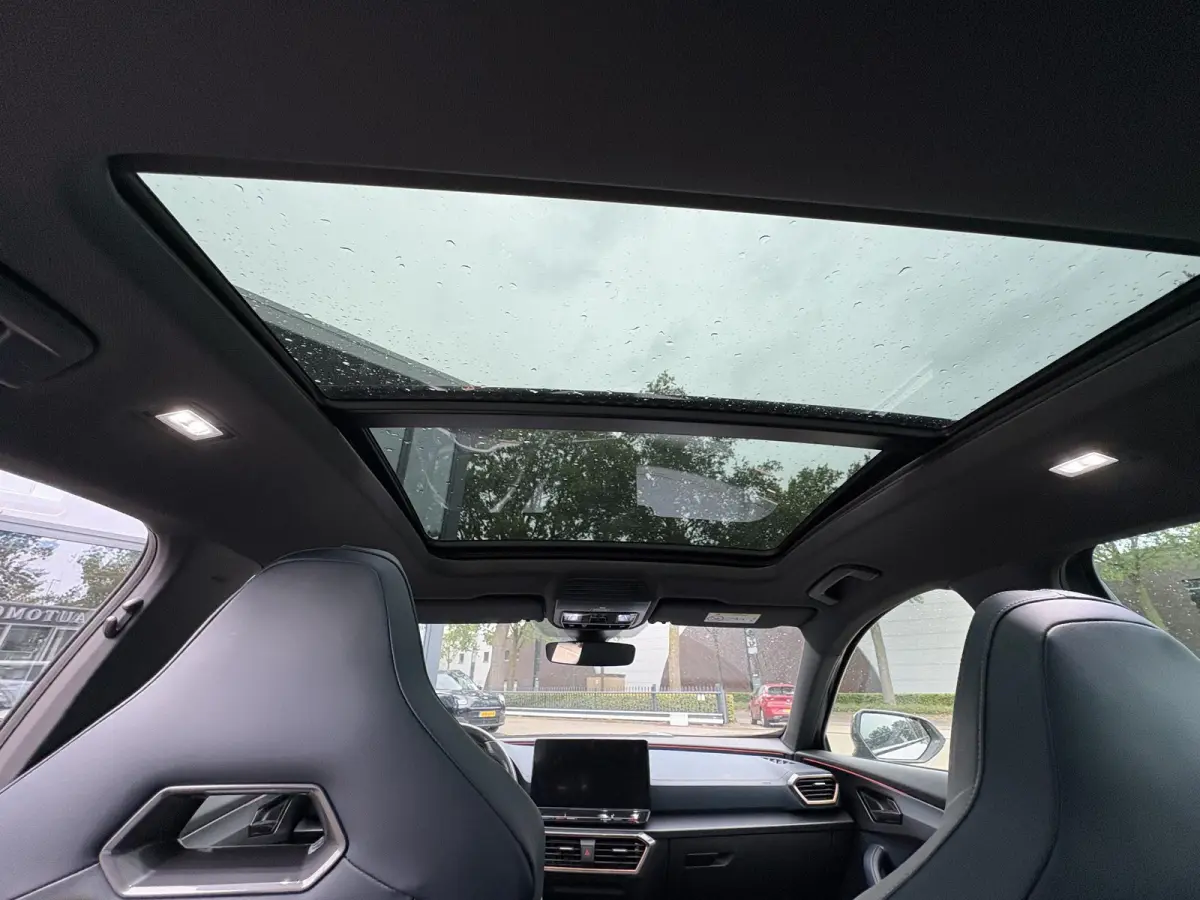 1.4 e-Hybrid VZ Performance VAN: € 32.900,- VOOR: 29.440,- UW HERFSTVOORDEEL: 3.460,- 245 PK | PLUG-IN-HYBRIDE | MEMORY | PANORAMADAK | 360° CAMERA | STOEL- & STUURVERWARMING | DODEHOEK |