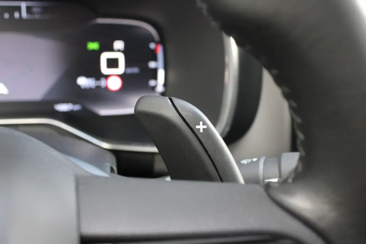 1.6 PureTech 180pk EAT8 Shine | Automaat | Navigatie | Camera | Lederen bekleding | Stoelverwarming | Trekhaak | NL auto |