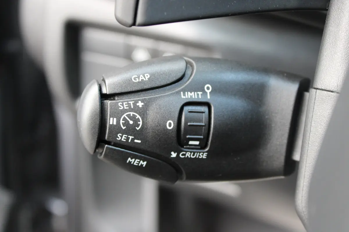 1.6 PureTech 180pk EAT8 Shine | Automaat | Navigatie | Camera | Lederen bekleding | Stoelverwarming | Trekhaak | NL auto |
