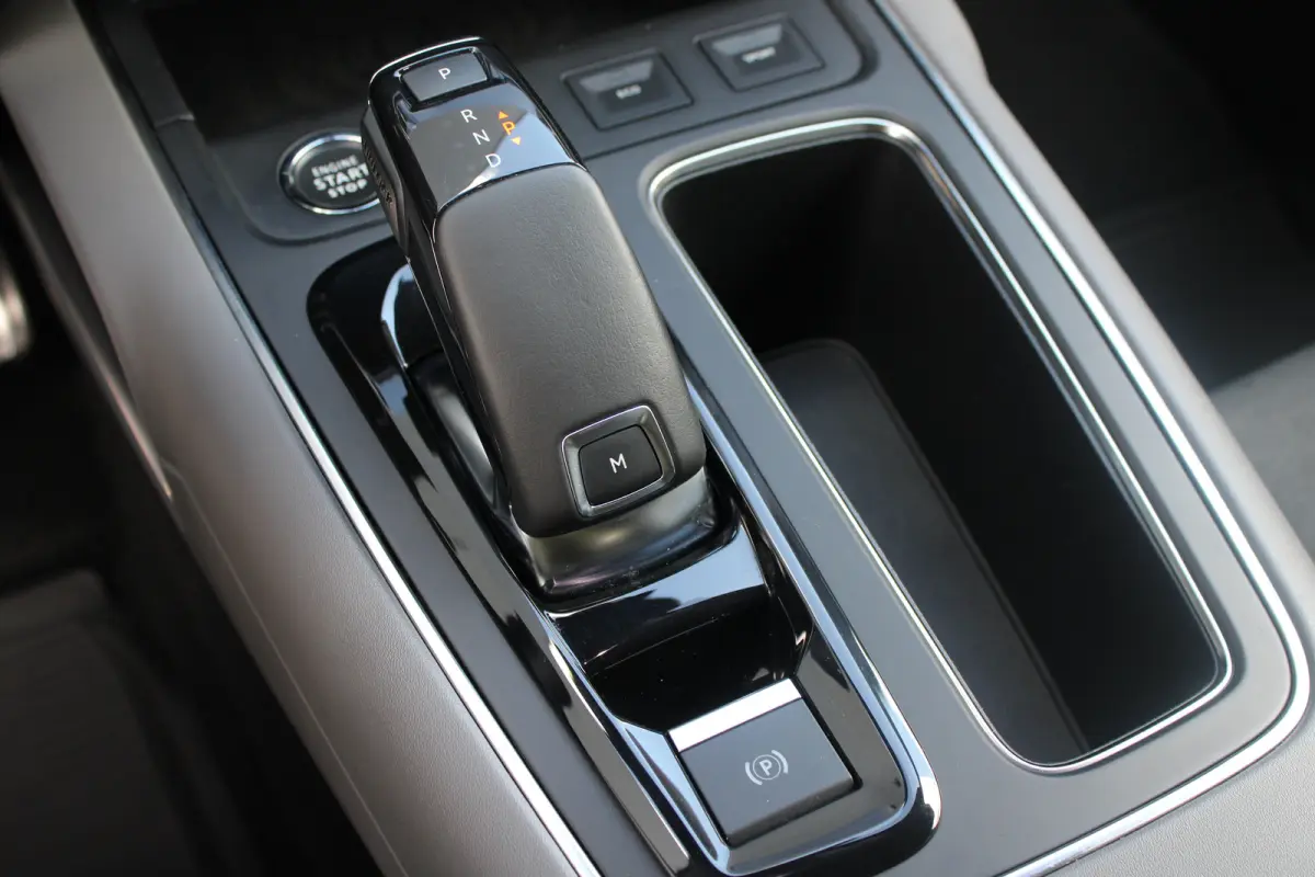 1.6 PureTech 180pk EAT8 Shine | Automaat | Navigatie | Camera | Lederen bekleding | Stoelverwarming | Trekhaak | NL auto |