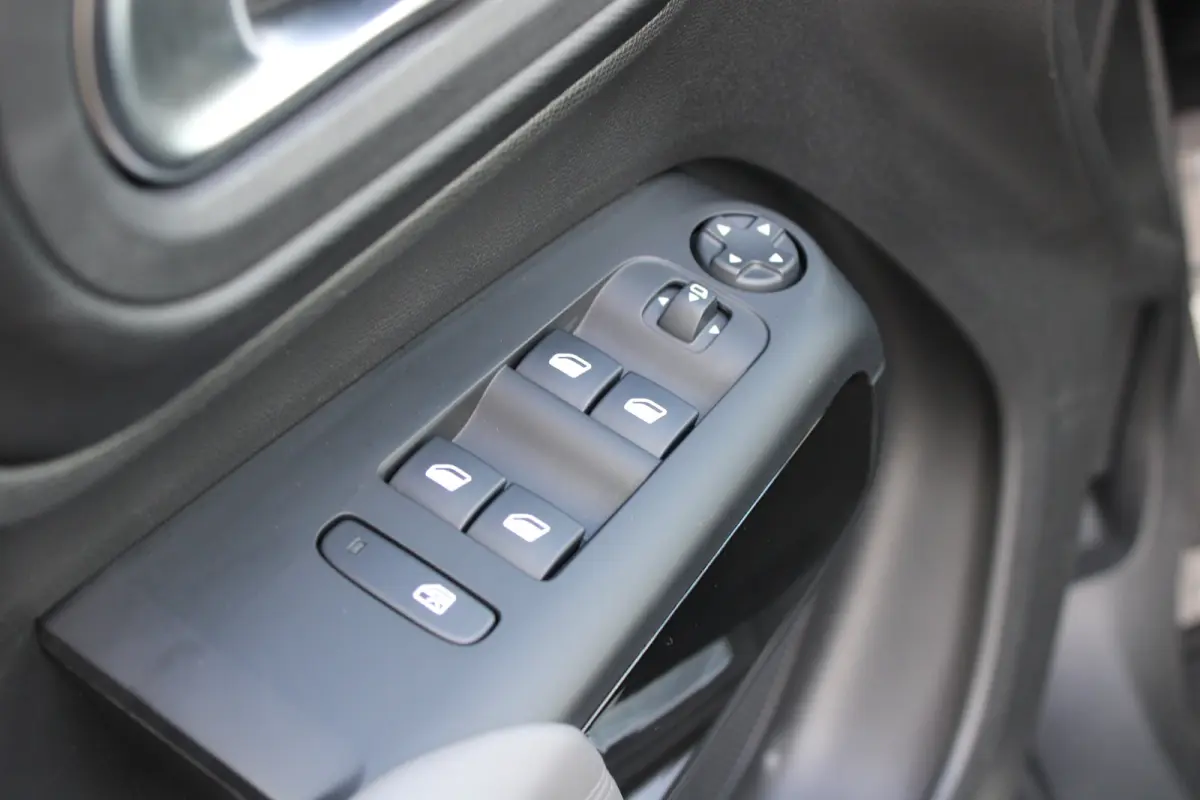 1.6 PureTech 180pk EAT8 Shine | Automaat | Navigatie | Camera | Lederen bekleding | Stoelverwarming | Trekhaak | NL auto |