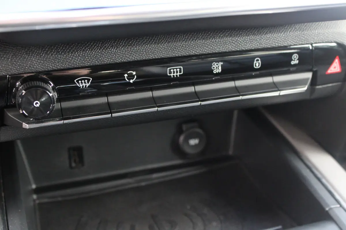 1.6 PureTech 180pk EAT8 Shine | Automaat | Navigatie | Camera | Lederen bekleding | Stoelverwarming | Trekhaak | NL auto |