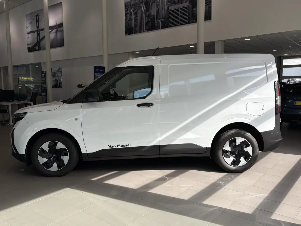 Trend 46kWh | Voorraad Voordeel! | Camera |  12" Infotainment touchscreen met SYNC4,  Bluetooth, DAB, Apple Carplay en Android Auto | 44L Frunk | Led laadruimteverlichting