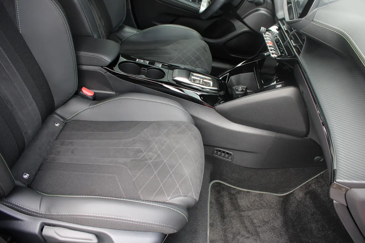 EV GT Pack 50 kWh | Fase 3 laden | SOH 100% | Navigatie | Camera | Stoelverwarming | Black Diamond | Alcantara |
