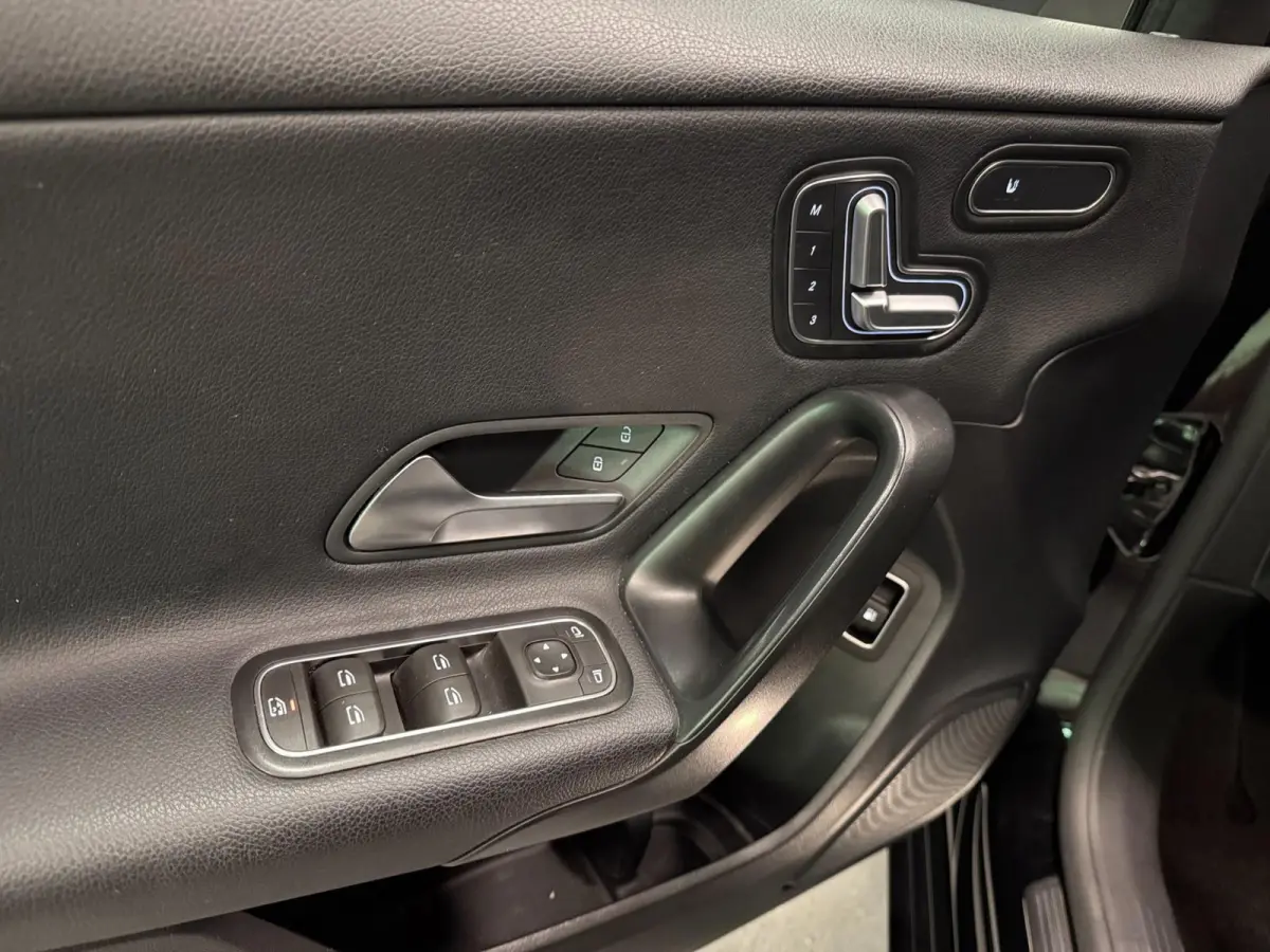 250 e 19''AMG WIDE SCREEN NAVI/V-COCKPIT/DAB/CARPLAY/LED/STOEL-M//