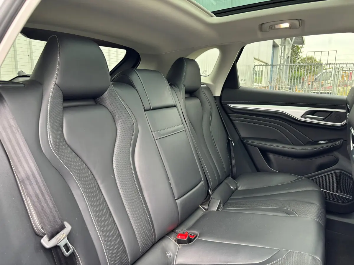 Luxury 70 kWh - Pearl White/Zwart Leder - Carplay/Camera/Panorama
