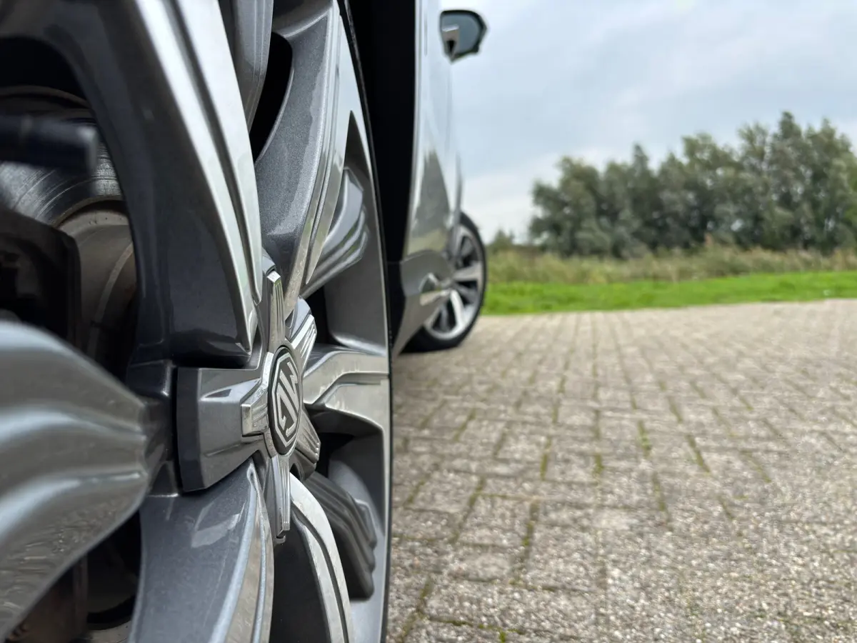 Luxury 70 kWh - Pearl White/Zwart Leder - Carplay/Camera/Panorama