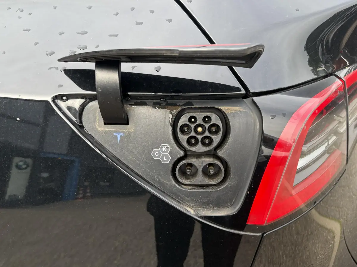 Long Range AWD 75 kWh VAN:40.900,- VOOR:37.440,- UW HERFSTVOORDEEL:3.460,- | SOH 94% | RIJKLAAR GELEVERD | AFNEEMBARE TREKHAAK |TESLA FABRIEKSGARANTIE TOT 06-2027 OF 80.000 KM | TESLA GARANT