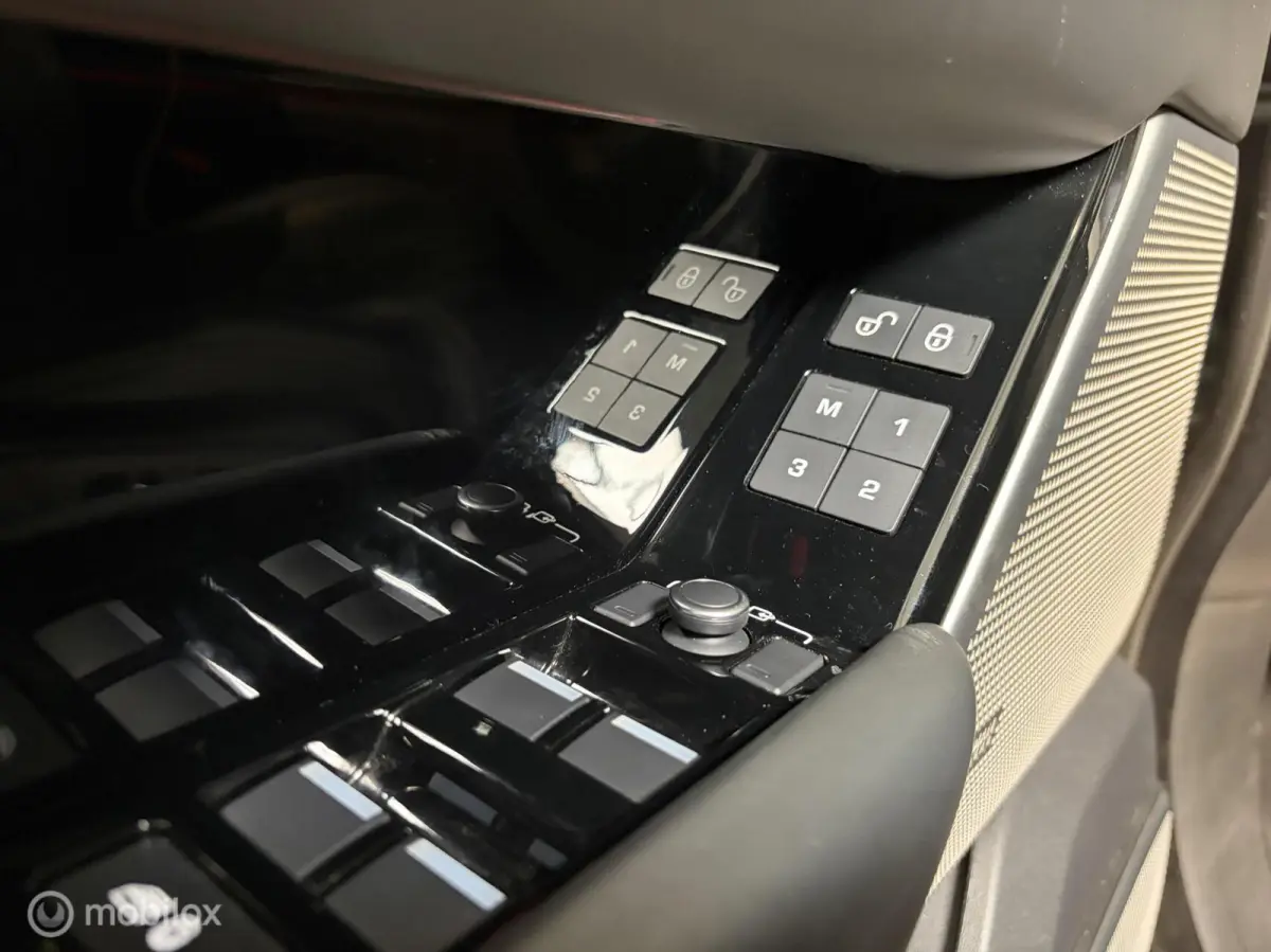 5.0 V8 SVAutobiography Dynamic