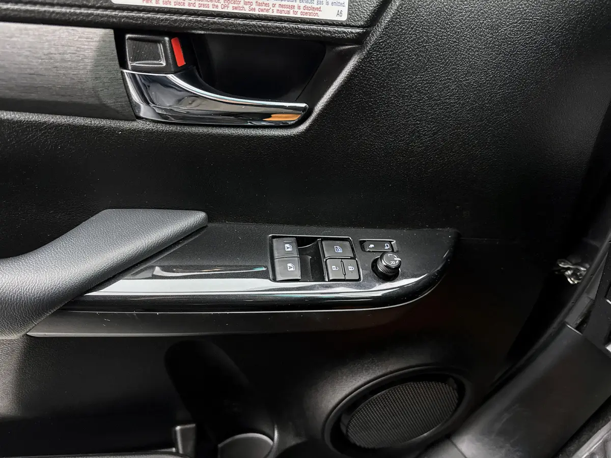 2.8 D-4D Xtra Cab Invincible Leder Trekhaak 3.5t Navigatie Treeplanken Camera