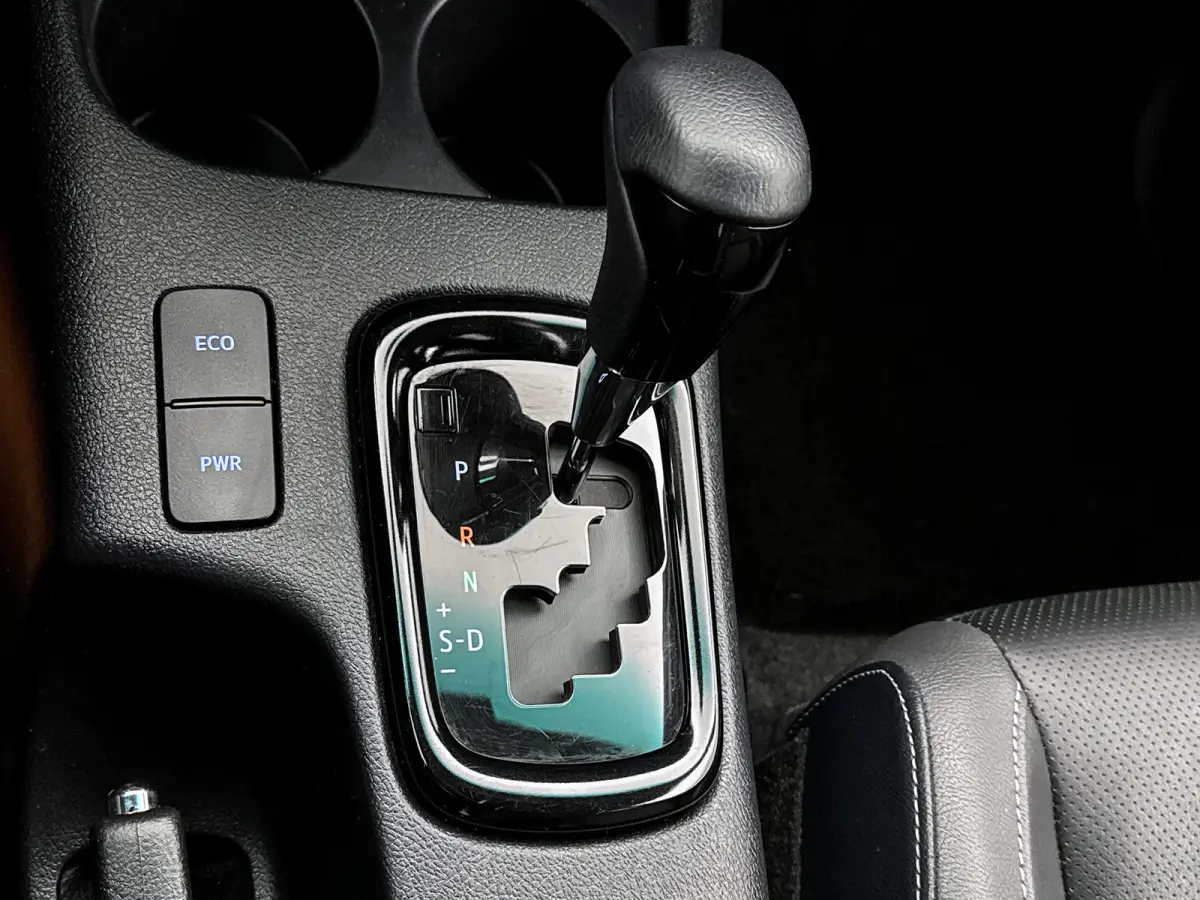 2.8 D-4D Xtra Cab Invincible Leder Trekhaak 3.5t Navigatie Treeplanken Camera